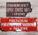 Powiększ zdjęcie Szyldy urzędowe miasta Grajewa z okresu PRL
